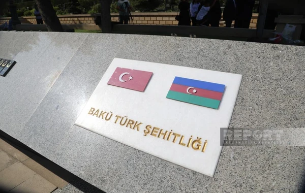 ​Zəfər Günü münasibəti ilə Bakıdakı Türk şəhidliyi abidəsi ziyarət olunub - FOTO
