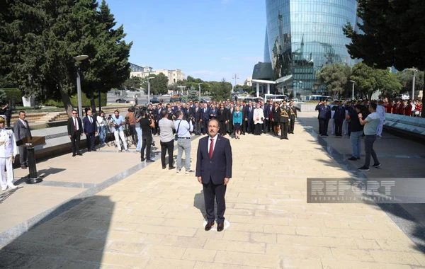 ​Zəfər Günü münasibəti ilə Bakıdakı Türk şəhidliyi abidəsi ziyarət olunub - FOTO