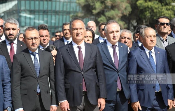 ​Zəfər Günü münasibəti ilə Bakıdakı Türk şəhidliyi abidəsi ziyarət olunub - FOTO