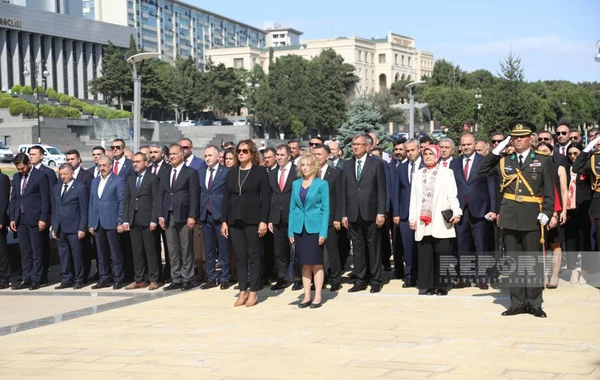 ​Zəfər Günü münasibəti ilə Bakıdakı Türk şəhidliyi abidəsi ziyarət olunub - FOTO