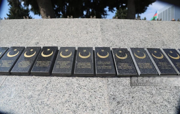 ​Zəfər Günü münasibəti ilə Bakıdakı Türk şəhidliyi abidəsi ziyarət olunub - FOTO