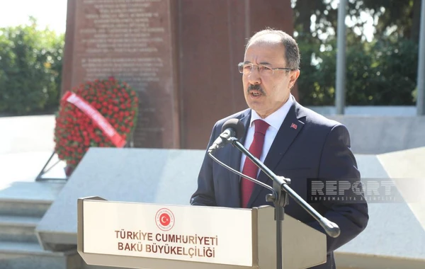 ​Zəfər Günü münasibəti ilə Bakıdakı Türk şəhidliyi abidəsi ziyarət olunub - FOTO