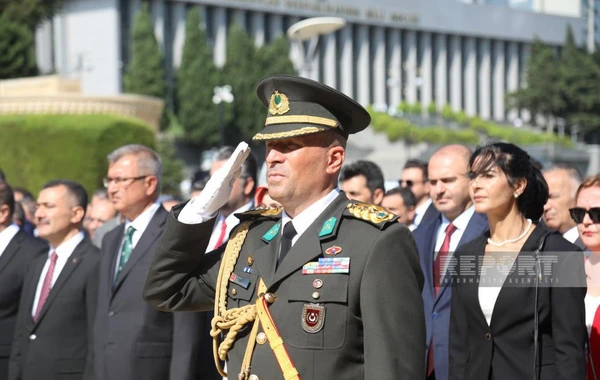 ​Zəfər Günü münasibəti ilə Bakıdakı Türk şəhidliyi abidəsi ziyarət olunub - FOTO