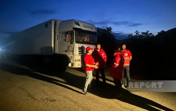 Грузовики с гуманитарной помощью для армянских жителей ожидают на дороге Агдам - Ханкенди - ФОТО