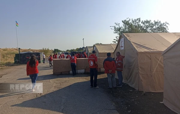 Bakıdan erməniəsilli şəxslərə yardım aparan humanitar karvan iki gündür Ağdam-Xankəndi yolunda gözləyir - FOTO