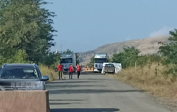 Грузовики с гумпомощью для армян уже 2 дня ожидают на дороге Агдам-Ханкенди - ФОТО