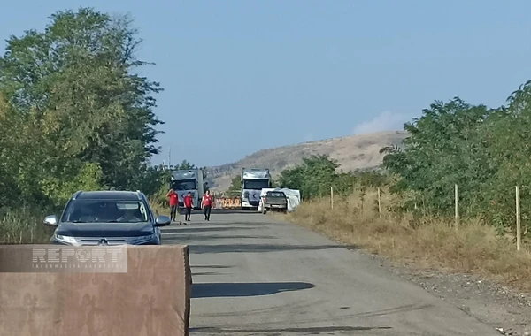 Грузовики с гумпомощью для армян уже 2 дня ожидают на дороге Агдам-Ханкенди - ФОТО