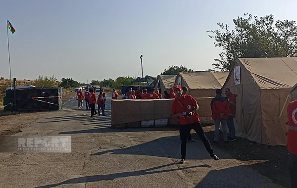 Грузовики с гумпомощью для армян уже 2 дня ожидают на дороге Агдам-Ханкенди - ФОТО