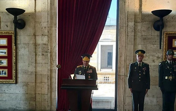 Министр обороны Азербайджана посетил мавзолей "Аныткабир" - ФОТО