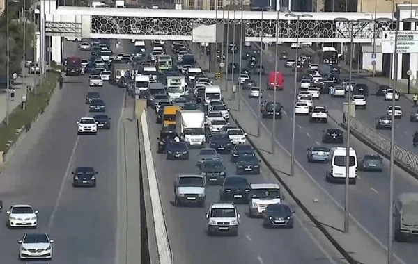 Bakıda nasaz avtomobil tıxaca səbəb oldu