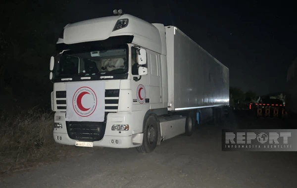 Грузовики с продовольствием для армянских жителей Карабаха ожидают на дороге Агдам-Ханкенди