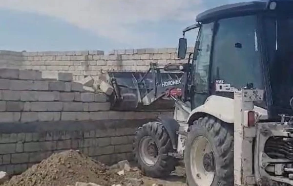 Abşeronda qanunsuz tikili sökülüb - FOTO/VİDEO