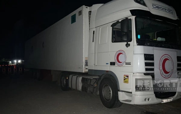 Qarabağdakı erməniəsilli şəxslərin ehtiyaclarını qarşılamaq üçün içərisində un olan iki yük maşını Ağdam-Xankəndi yolunda gözləyir - FOTO
