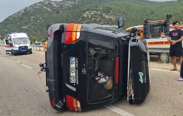 Tanınmış müğənni ailəsi ilə birlikdə qəzaya düşdü - FOTO