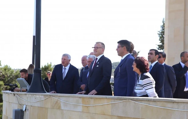 Slovakiya Milli Şurasının sədri Şəhidlər xiyabanını ziyarət edib - FOTO