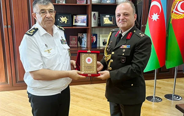 Müdafiə naziri Türkiyənin yeni hərbi attaşesini qəbul edib - FOTO