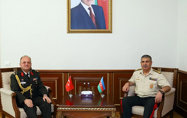 Müdafiə naziri Türkiyənin yeni hərbi attaşesini qəbul edib - FOTO
