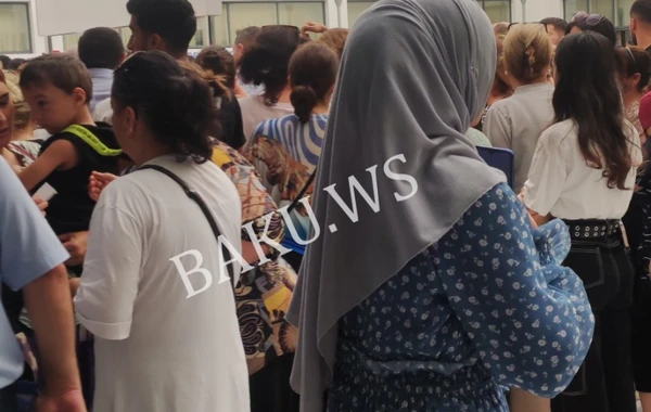 Sıxlıq problemi yaranan xəstəxanada növbə sistemi quruldu  - YENİLƏNİB - FOTO/VİDEO