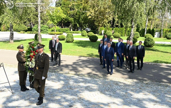 XİN başçısı “Xorvat qurbanlarının səsi – Ağrı divarı” abidəsini ziyarət edib - FOTO
