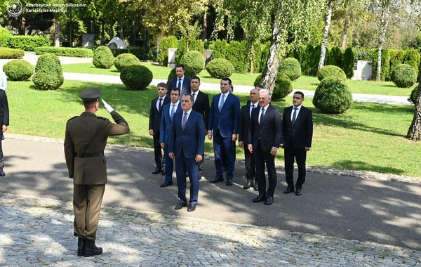 XİN başçısı “Xorvat qurbanlarının səsi – Ağrı divarı” abidəsini ziyarət edib - FOTO
