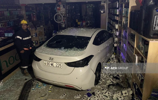 Bakıda kişi keçmiş arvadının maşınını qaçırıb mağazaya çırpdı - FOTO/VİDEO - YENİLƏNİB