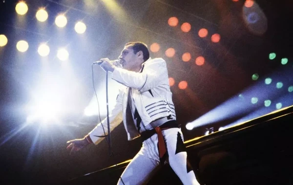 Freddi Merkurinin royalı rekord məbləğə satıldı - FOTO