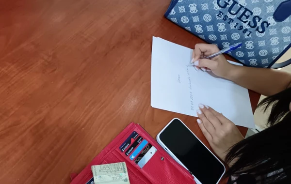 Bakıda avtobusda itən pul kisəsi tapılaraq sərnişinə təqdim edilib - FOTO
