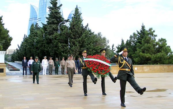 Azərbaycanın müdafiə naziri İran Silahlı Qüvvələrinin nümayəndələrini qəbul edib - FOTO