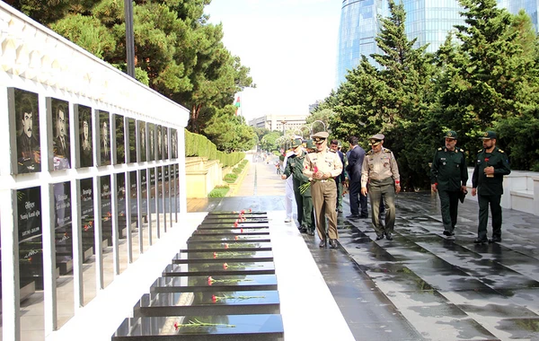 Azərbaycanın müdafiə naziri İran Silahlı Qüvvələrinin nümayəndələrini qəbul edib - FOTO