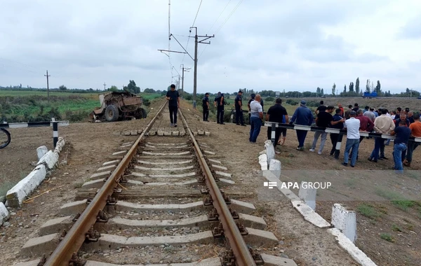 Sabirabadda qatarla traktor toqquşub, sürücü ölüb - FOTO
