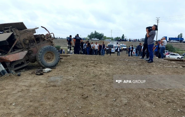 Sabirabadda qatarla traktor toqquşub, sürücü ölüb - FOTO