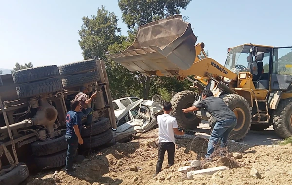 Yük maşını cənazə namazı qılan insanlara çırpıldı: Ölən və yaralananlar var - FOTO
