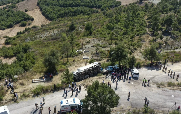 Yük maşını cənazə namazı qılan insanlara çırpıldı: Ölən və yaralananlar var - FOTO