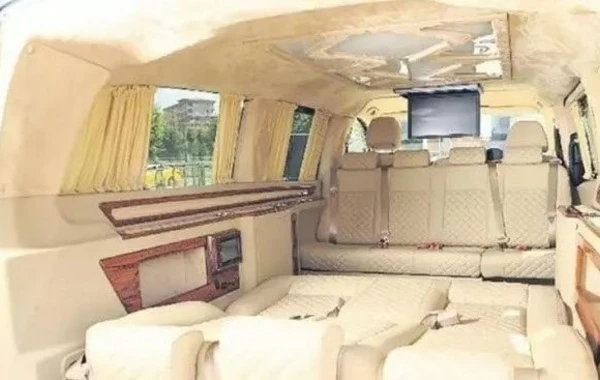 Serdar Ortaç mikroavtobusda yatır - FOTO