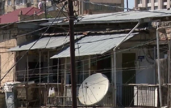 Bakıda 150 ailənin yaşadığı bina qəzalı vəziyyətdədir - VİDEO