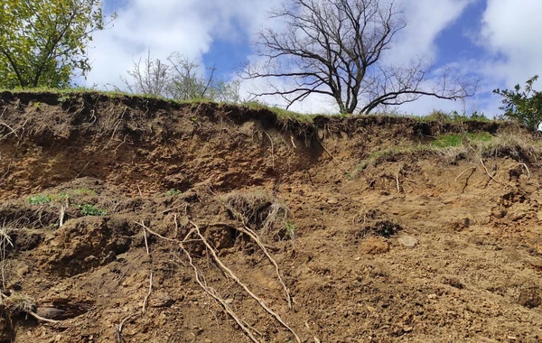 Oğuzda torpaq sürüşməsi olub