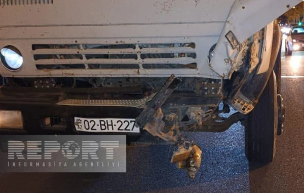 Bakıda minik avtomobili “KamAZ”la toqquşub - FOTO