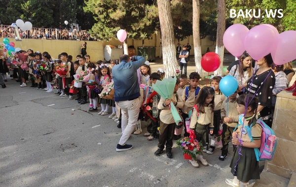 Məktəblərdə ilk dərs günüdür - FOTOREPORTAJ
