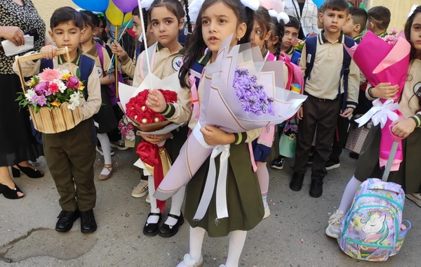 Məktəblərdə ilk dərs günüdür - FOTOREPORTAJ