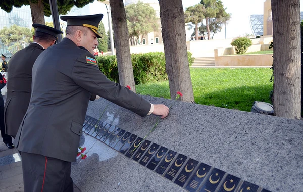 Müdafiə Nazirliyinin bir qrup hərbi qulluqçusu "Türk Şəhidliyi" abidəsini ziyarət edib - FOTO