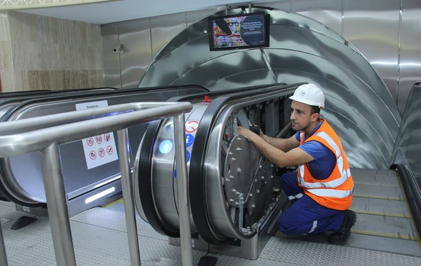 Metronun bu stansiyasında eskalator əsaslı təmirdən sonra istifadəyə verilib