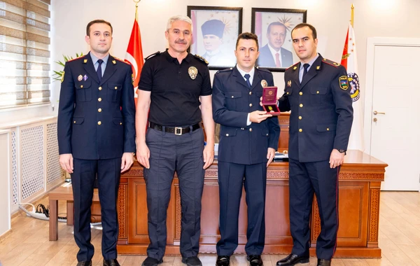 Vilayət Eyvazov türkiyəli polisi təltif etdi - FOTO