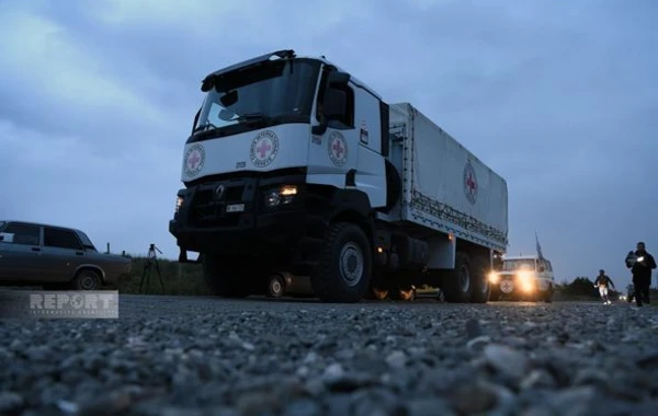 Автомобили МККК с продовольственным грузом движутся в сторону Ханкенди - ОБНОВЛЕНО + ВИДЕО