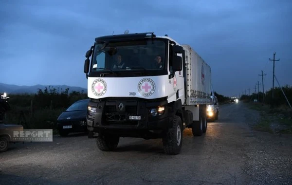 Автомобили МККК с продовольственным грузом движутся в сторону Ханкенди - ОБНОВЛЕНО + ВИДЕО