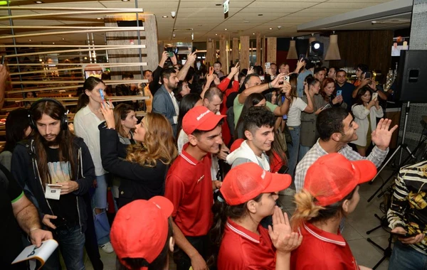 “McDonald's”-da əyləncə: “McCrispy” burgerinin təqdimatı necə keçdi - FOTO - VİDEO