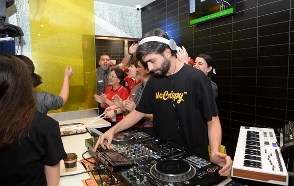 “McDonald's”-da əyləncə: “McCrispy” burgerinin təqdimatı necə keçdi - FOTO - VİDEO