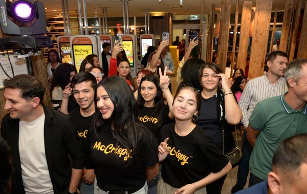 “McDonald's”-da əyləncə: “McCrispy” burgerinin təqdimatı necə keçdi - FOTO - VİDEO