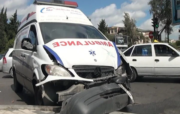 Təcili tibbi yardım maşını hamilə qadını apararkən qəzaya düşüb - 5 nəfər yaralanıb - YENİLƏNİB
