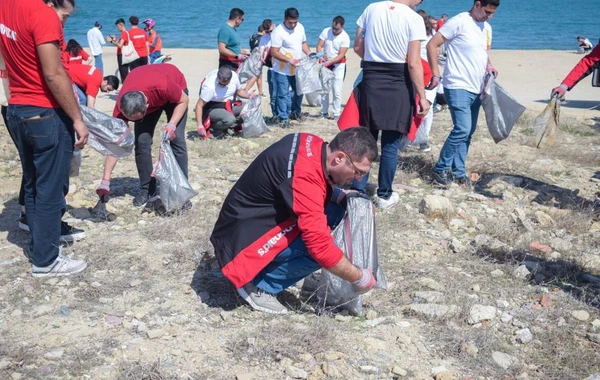“Xəzəri qoruyaq”: “McDonald’s Azərbaycan”ın əməkdaşları sahilin tullantılardan təmizlənməsi aksiyasında iştirak ediblər - FOTO