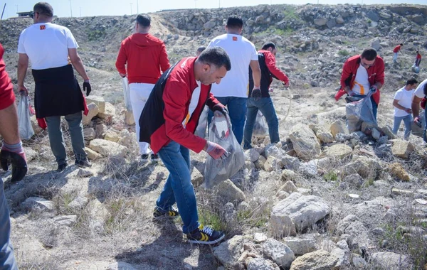 “Xəzəri qoruyaq”: “McDonald’s Azərbaycan”ın əməkdaşları sahilin tullantılardan təmizlənməsi aksiyasında iştirak ediblər - FOTO